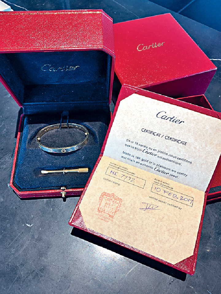 ﻿Cartier的手觸贗品，款式造工無誤，甚至乎有全套包裝及證書，卻敗筆在證書裏的字體。