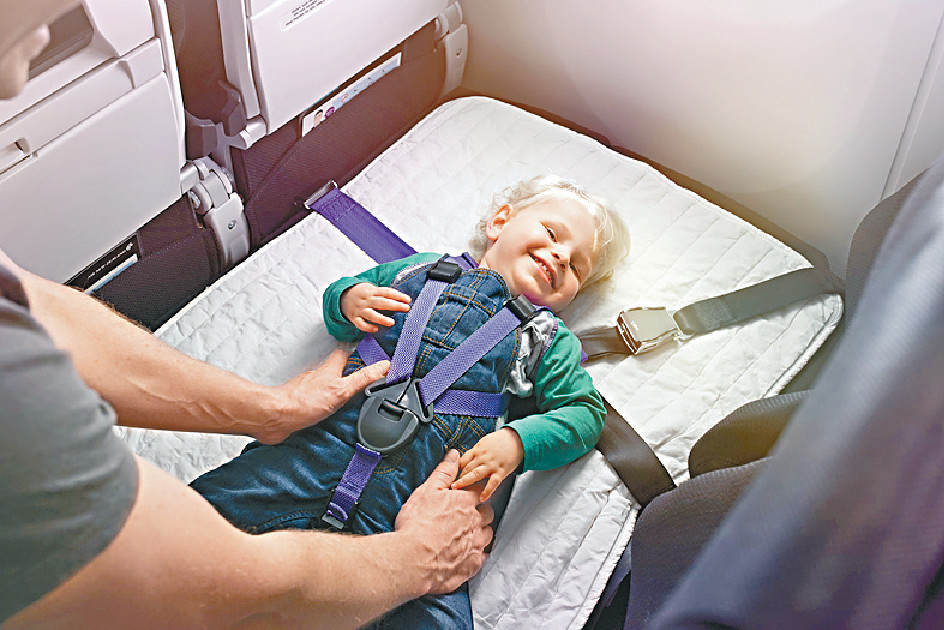﻿■紐航空中沙發讓乘客可在機上平躺，近年更提供嬰兒安全帶、腰帶及睡籃。受訪者提供