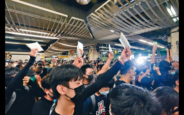 法庭頒令禁干擾港鐵站 葵芳站關閉 示威者大堂抗議