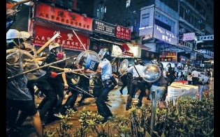 荃灣衝突 生命受威脅 黑衣人鐵通圍襲 警鳴槍制暴