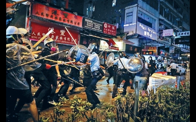 荃灣衝突 生命受威脅 黑衣人鐵通圍襲 警鳴槍制暴