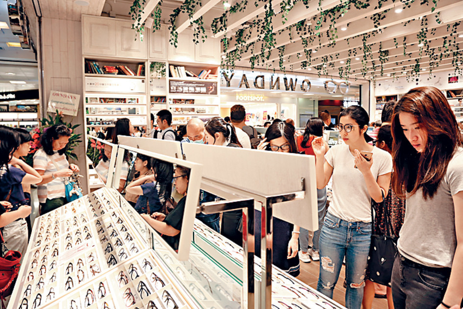 ﻿■去年有日本快速眼鏡品牌進駐香港，關國強認為有助帶動行業發展。資料圖片