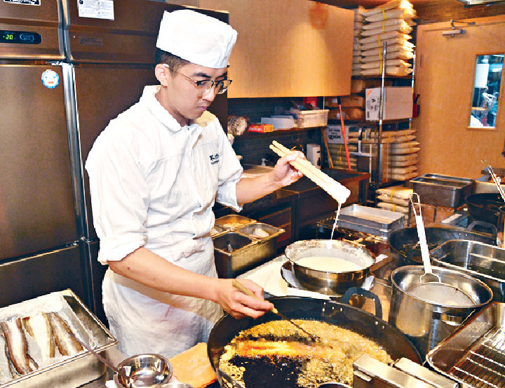 ﻿■每當食材落鑊後，大廚便用長筷子沾點炸漿撒在炸物上，替其修形。