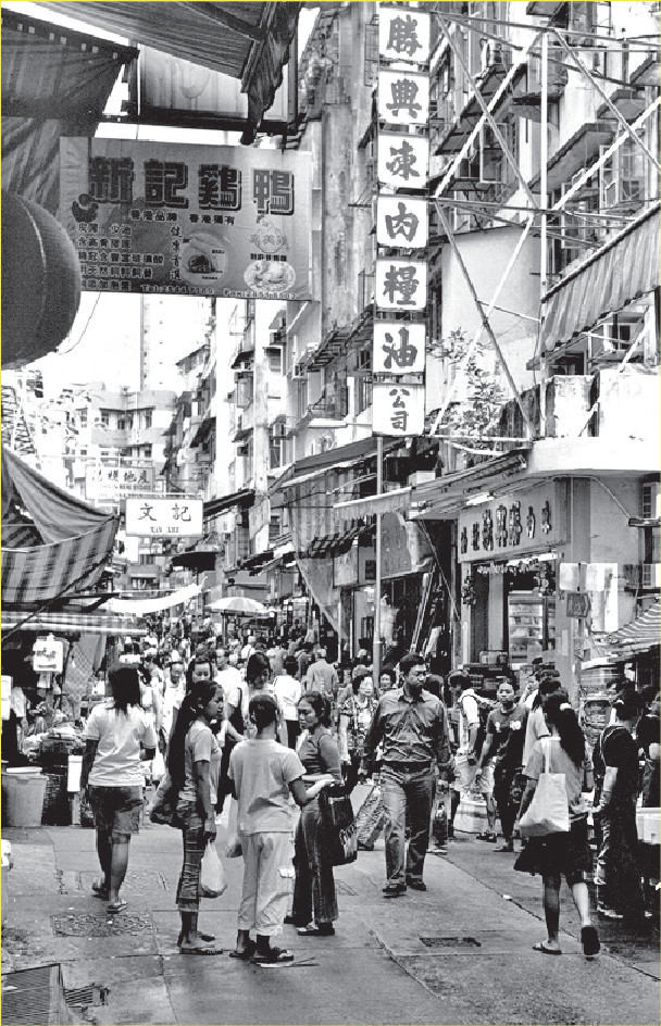 ﻿■中國人「民以食為天」，加上獨特歷史背景，造就「飲食天堂」，圖為嘉咸街街市。