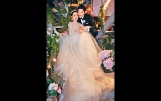 意國小島浪漫婚禮 向太讚新抱100分 向佐娶郭碧婷:有你才有更多意義