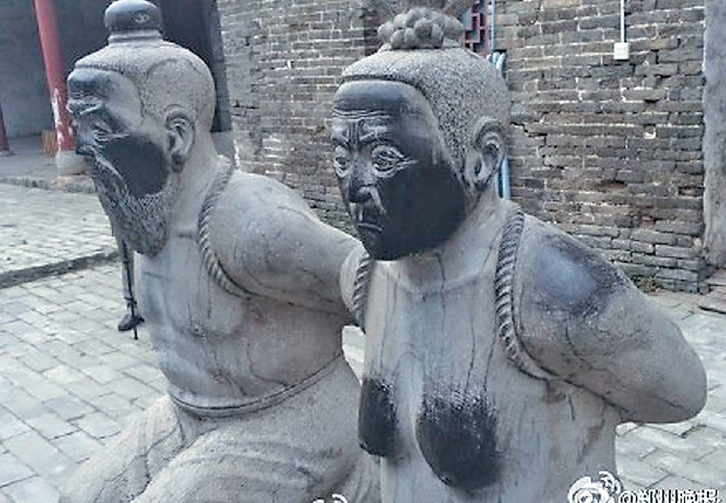 ﻿■秦檜夫妻雕像。