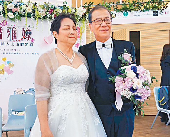 ■林務立（右）與愛妻汪裕玲跟對方再說聲「我願意。」香港盲人輔導會提供 p/　　
