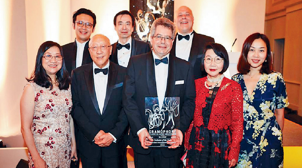 ■香樂獲頒年度樂團大獎，香港管弦協會董事局主席劉元生（前排左二）與團隊到英國領獎。 Gem Rey攝 p/　　