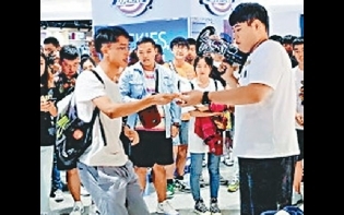 央行警告:存多項金融風險 「炒鞋」熱潮風靡內地