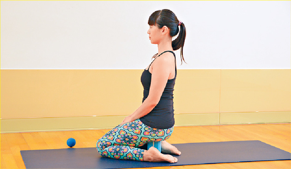 步驟二：跪坐在墊上，臀下放瑜伽磚作支撐，腳背平放墊上，可助舒緩足部疲勞。