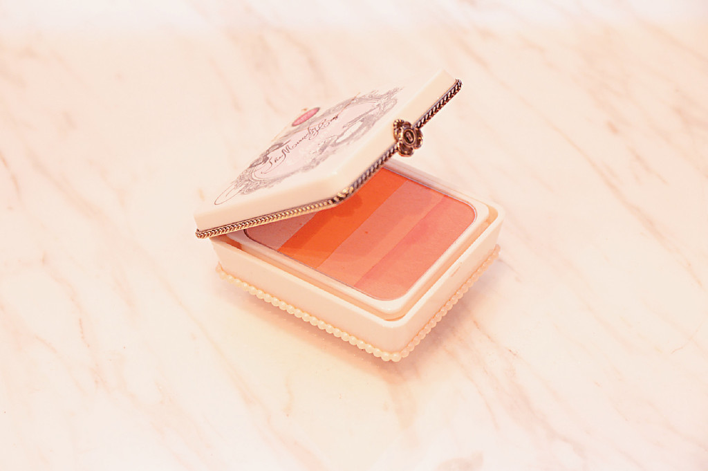 Eleanor Glowing Blusher $248p/　　日本製的幻彩胭脂，以可愛包裝成賣點，可掃於面頰作Highlight，亦可單色使用。