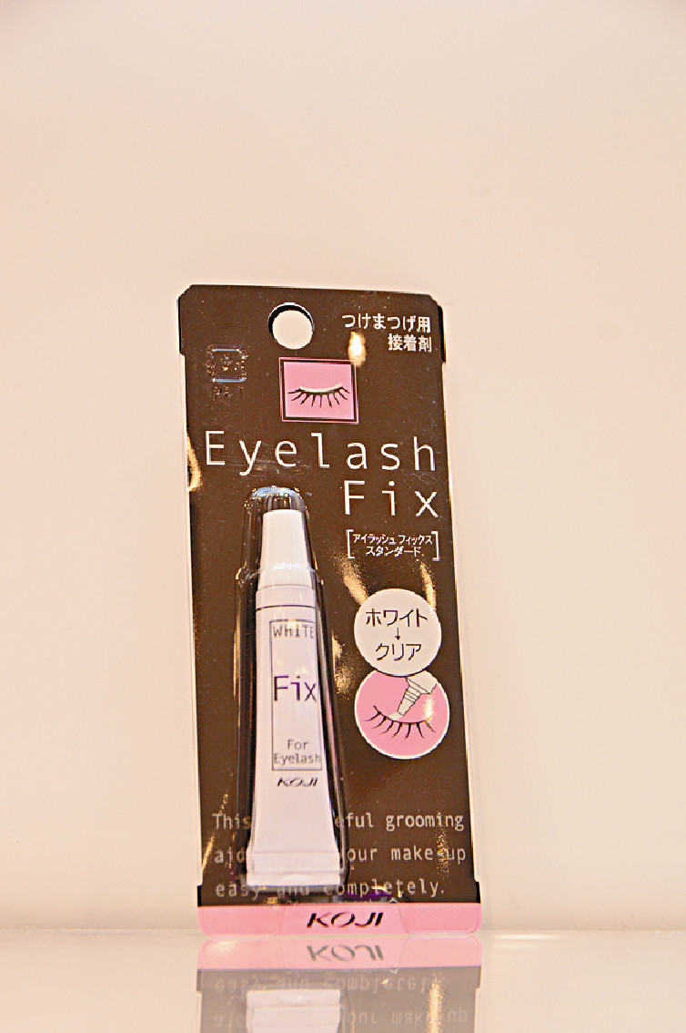 Clear Eyelash Fix $15p/　　超實淨的眼睫毛專用膠水，有透明及黑色供選擇，不會令真睫毛脫落！