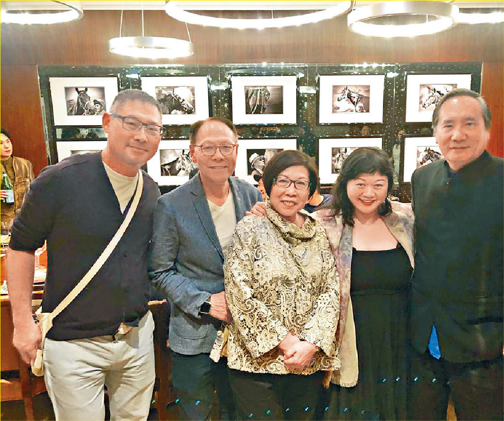 跟David Lai（左一）、大師公、大師姐及謝媽薇（右二）合照p/　　