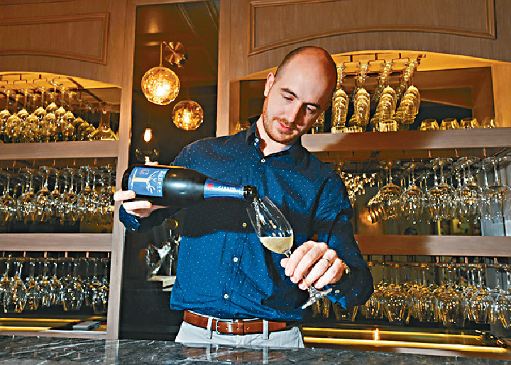 ■來港兩年的Jean-Benoit樂於和客人分享葡萄酒的品嚐經驗。