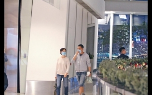 難得浪漫中環戴口罩拍拖 劉青雲同老婆 白酒送火腿