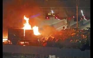 理大激戰 火燒裝甲車 黑衣人致命武器 警中箭幾穿小腿