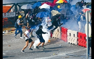 防暴警 重兵封鎖理大 黑衣人突圍失敗百人自首