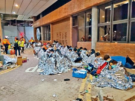 不少離開理大的年輕示威者,在臨時救護站等候救援時須以錫紙包裹身體保暖。