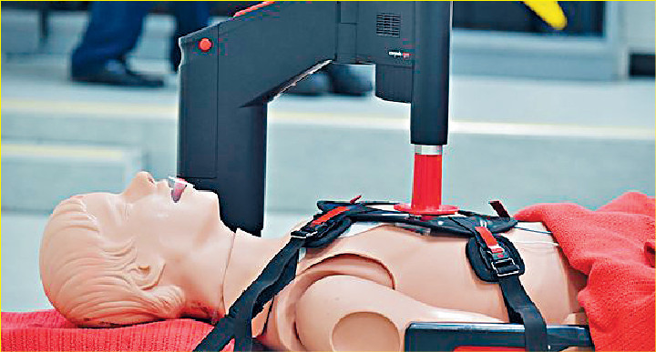 ■消防處今年十月在所有救護車增設自動心外壓機，希望增加心臟停頓病人的存活率。p/　　