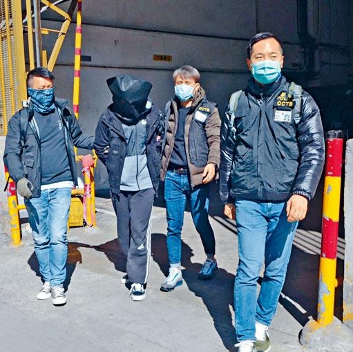 ■警方在荃灣致利工廈拘捕一名男子(中)。
