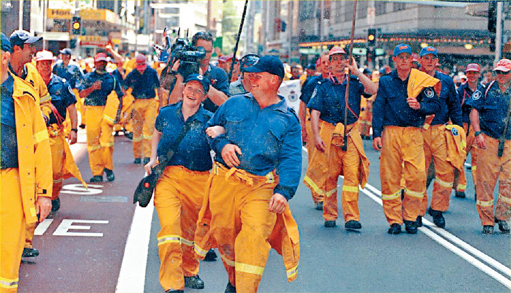 ■二○○一年黑色聖誕夜山火之後舉行了勝利巡遊圖片來源：紐省皇家消防署p/　　