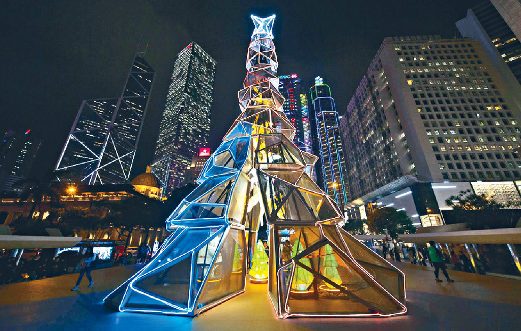 ■聖誕樹高十八米，由幾何圖形拼砌出聖誕樹嘅形狀。p/　　