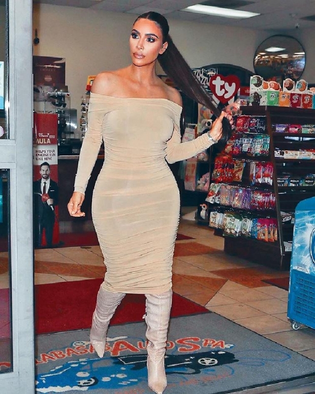 Kim Kardashian 首飾欠奉
「我覺得上身太Plain，呢條Cocktail dress畀人感覺係去Party，仲要下身咁戰鬥格，咁冇理由唔戴耳環、頸鏈，其實襯番條幼頸鏈或好Chunky嘅耳環都OK。」