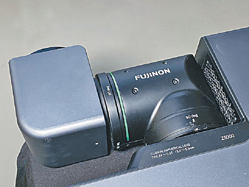 大口徑Fujinon鏡頭屬超短焦，配合雙旋軸更可靈活轉向。