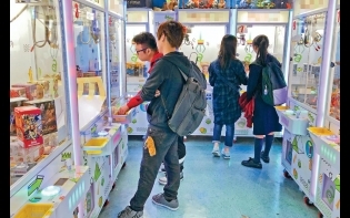 中獎機會萬分之一 夾公仔店大增 多無牌疑掠水