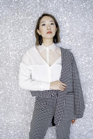 Look 1 辦公室添自信
可將恤衫假領扣合上, 外披一件西裝,其圖案可點亮整體上班造型。
(恤衫/JSMP x veronicali.co、西裝/Vila)