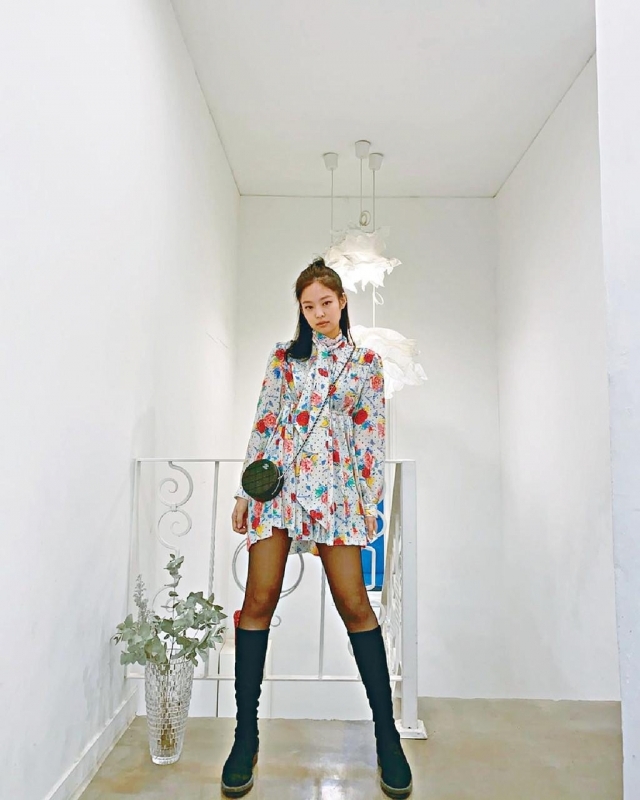 Jennie@BlackPink 立即變高
「好犀利，佢知自己唔高，着條印象派花花短裙，令比例顯得好修長，如果換對Colourful啲或綁帶嘅Boots就更型格。」