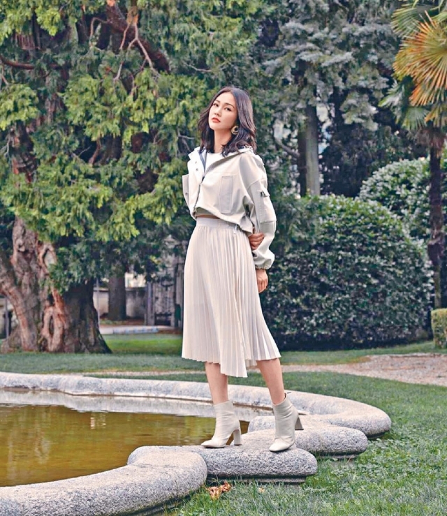 謝安琪清新人妻
「其實呢種百摺裙幾難襯，但佢襯得好好睇，整體Sporty得嚟又唔會太露，好小清新。」