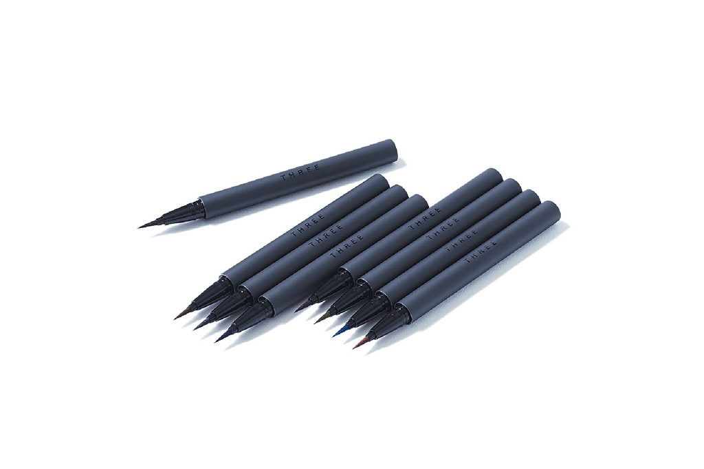 THREE 魅光極線抗暈眼線液筆 $310p/　　筆尖為細緻柔軟的海綿筆刷，可如繪畫般輕鬆描繪任何線條，同時維持長效顯色度。