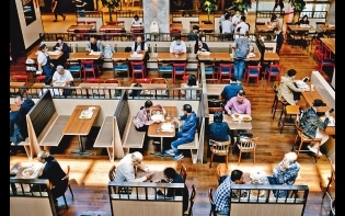 戲院機舖等六類場所停市14天 食肆同枱禁超四人