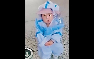 小童穿迷你防護衣 巧遇防疫員