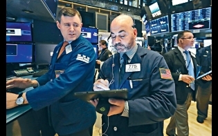 美新領救濟金人數倍升至664萬 能源股帶動 杜指升469點