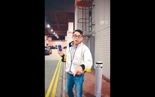 被揭背妻拖女同事遭追訪 報警求助 唔戴口罩企馬路罵街 戴志偉猛鬧人:唔係人!
