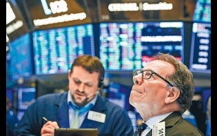 憧憬疫情緩和 三大指數升逾7% 杜指勁彈1627點
