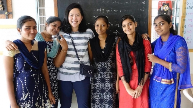 伯樂林為印度失學婦女提供教育計劃「Second Chance」，令她們能在社會爭取更好的發展機會。筆者程珍(左三)在印度艾哈邁達巴德探訪計劃學員。