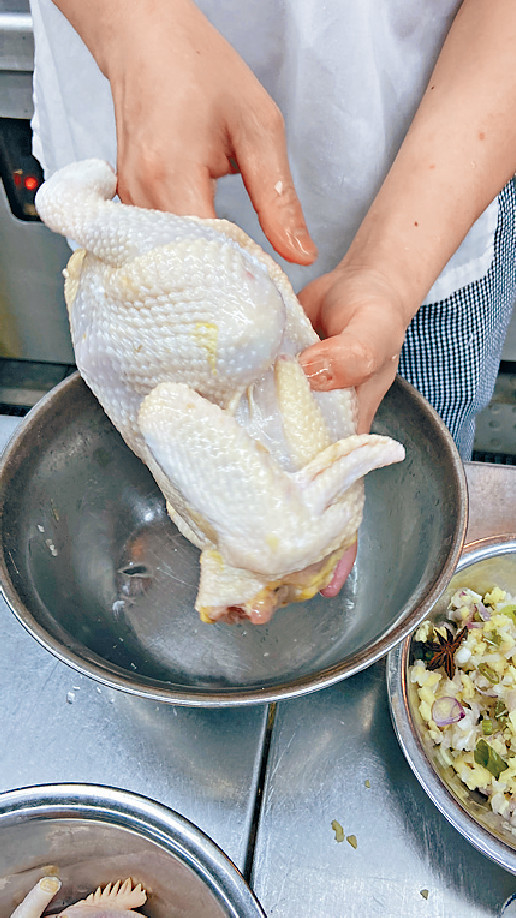 ■用薑、葱等醃料要加入鹽，塗在雞的腹腔才能令香味滲進肉內。p/　　