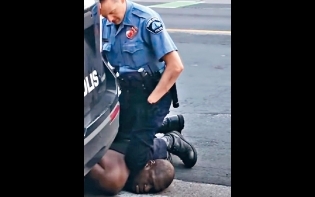 黑人被壓頸死四警革職受查 公眾憤怒斥罔顧人命