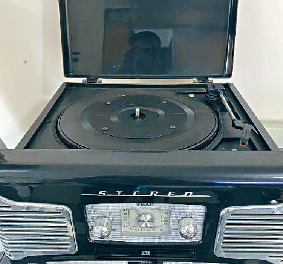 ■用來收聽黑膠唱片的唱片機，現時在已成為樂迷的珍藏。煤氣公司提供圖片p/　　