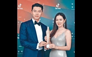 姜河那金喜愛膺百想視帝視后 玄彬孫藝珍領人氣獎 眉來眼去贏風頭