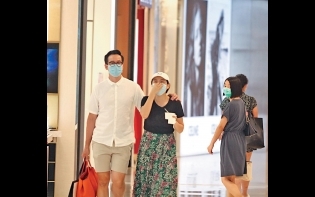 結婚7年癡漢Feel甜望老婆食雪糕 直擊陳豪陳茵媺 初戀式拍拖