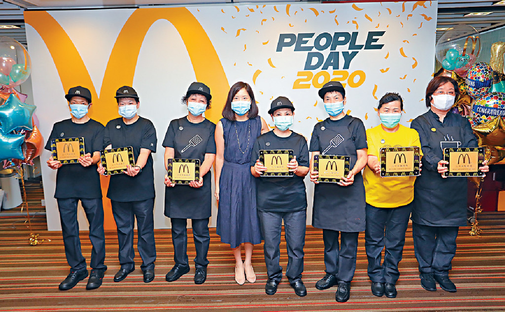 ■香港麥當勞網上直播頒獎禮，行政總裁黎韋詩向員工頒發獎品。p/　　