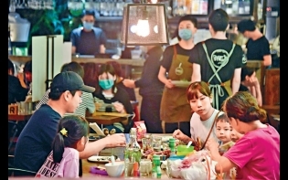 酒店食肆割價搶客 萬元開心錢今到手 400億掀消費熱潮
