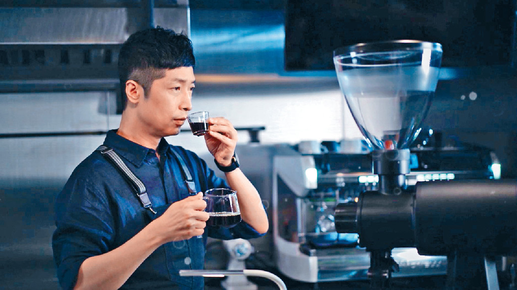 專業資格 ■一直熱愛咖啡的馬浚偉，近年考獲專業認可的咖啡師資格。