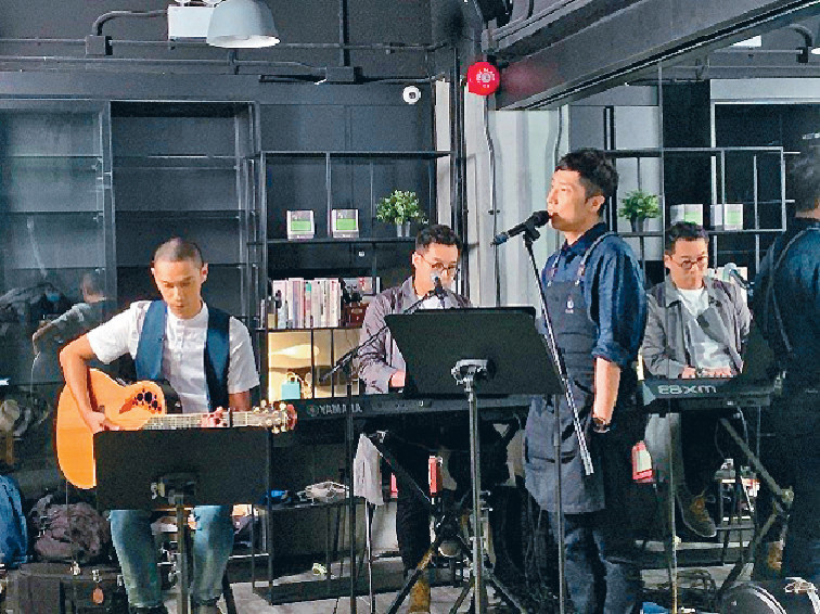 樂隊MTOM 
■馬仔曾跟去年組成的樂隊MTOM Busking，在節目中馬仔會跟MTOM合作，並選唱歌曲送給嘉賓。