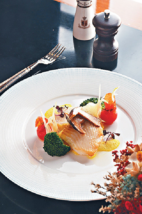 ﻿■Pan-fried Cod Escalopes （瑞士與意大利主題餐單菜式）p/　　油脂豐腴的鱈魚煎香後，用炒香的牛肝菌及番紅花煮燴的意大利飯伴碟。