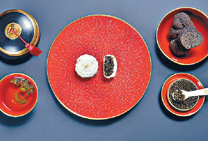 ■一盒四個的Royal Caviar Club魚子醬及澳洲黑松露月餅，每盒售價$1,800。p/　　